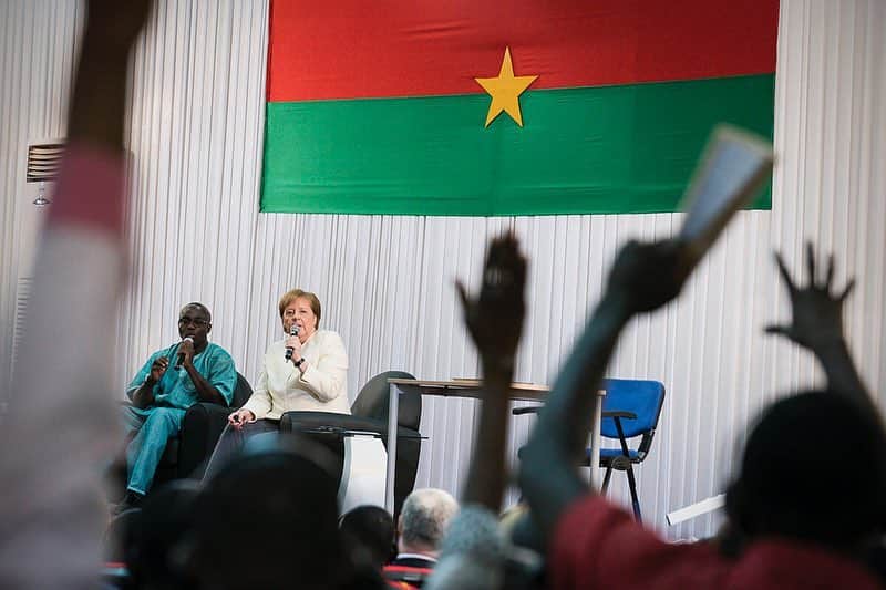 アンゲラ・メルケルさんのインスタグラム写真 - (アンゲラ・メルケルInstagram)「Eindrücke von drei Tagen #Afrika-Reise: Diskussion mit Studierenden in #BurkinaFaso, Gespräche mit @Bundeswehr-Soldaten in #Mali und Besuch eines Frauenhauses im Aufbau in #Niger. Alle drei Länder gehören zu den so genannten #G5Sahel. Ihnen hat Kanzlerin #Merkel Unterstützung beim Kampf gegen terroristische Bedrohung und Schleuserkriminalität zugesagt. --- Insight into the #Africa trip: Discussion with students in Burkina Faso, talks with German soldiers in Mali and a visit to a women's shelter under construction in Niger. All three countries belong to the so-called "G5 Sahel". Chancellor Merkel has promised them support in the fight against terrorist threats and smuggling. #MINUSMA #bundeswehr @unitednations」5月3日 23時03分 - bundeskanzlerin