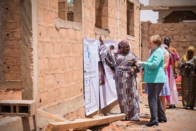 アンゲラ・メルケルさんのインスタグラム写真 - (アンゲラ・メルケルInstagram)「Eindrücke von drei Tagen #Afrika-Reise: Diskussion mit Studierenden in #BurkinaFaso, Gespräche mit @Bundeswehr-Soldaten in #Mali und Besuch eines Frauenhauses im Aufbau in #Niger. Alle drei Länder gehören zu den so genannten #G5Sahel. Ihnen hat Kanzlerin #Merkel Unterstützung beim Kampf gegen terroristische Bedrohung und Schleuserkriminalität zugesagt. --- Insight into the #Africa trip: Discussion with students in Burkina Faso, talks with German soldiers in Mali and a visit to a women's shelter under construction in Niger. All three countries belong to the so-called "G5 Sahel". Chancellor Merkel has promised them support in the fight against terrorist threats and smuggling. #MINUSMA #bundeswehr @unitednations」5月3日 23時03分 - bundeskanzlerin