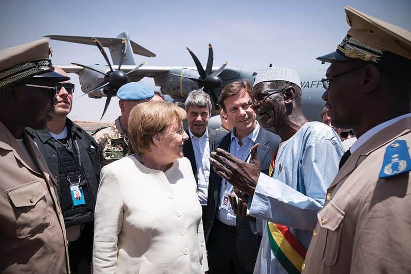 アンゲラ・メルケルさんのインスタグラム写真 - (アンゲラ・メルケルInstagram)「Eindrücke von drei Tagen #Afrika-Reise: Diskussion mit Studierenden in #BurkinaFaso, Gespräche mit @Bundeswehr-Soldaten in #Mali und Besuch eines Frauenhauses im Aufbau in #Niger. Alle drei Länder gehören zu den so genannten #G5Sahel. Ihnen hat Kanzlerin #Merkel Unterstützung beim Kampf gegen terroristische Bedrohung und Schleuserkriminalität zugesagt. --- Insight into the #Africa trip: Discussion with students in Burkina Faso, talks with German soldiers in Mali and a visit to a women's shelter under construction in Niger. All three countries belong to the so-called "G5 Sahel". Chancellor Merkel has promised them support in the fight against terrorist threats and smuggling. #MINUSMA #bundeswehr @unitednations」5月3日 23時03分 - bundeskanzlerin