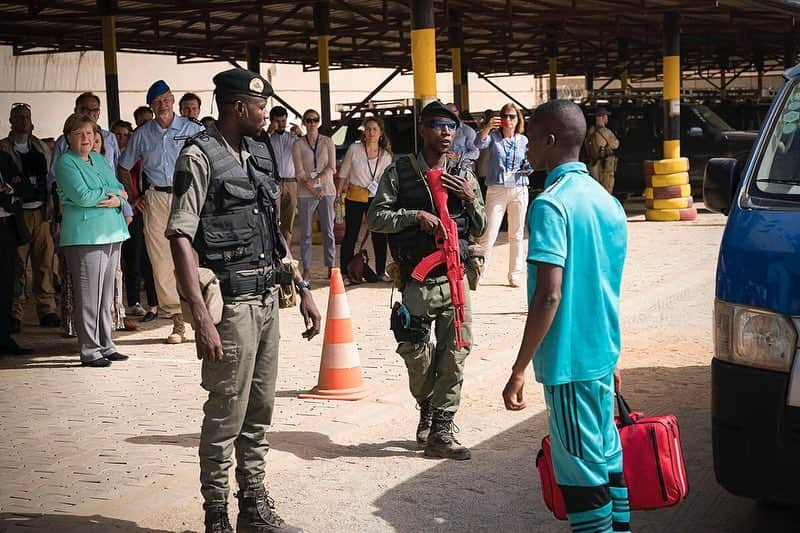 アンゲラ・メルケルさんのインスタグラム写真 - (アンゲラ・メルケルInstagram)「Eindrücke von drei Tagen #Afrika-Reise: Diskussion mit Studierenden in #BurkinaFaso, Gespräche mit @Bundeswehr-Soldaten in #Mali und Besuch eines Frauenhauses im Aufbau in #Niger. Alle drei Länder gehören zu den so genannten #G5Sahel. Ihnen hat Kanzlerin #Merkel Unterstützung beim Kampf gegen terroristische Bedrohung und Schleuserkriminalität zugesagt. --- Insight into the #Africa trip: Discussion with students in Burkina Faso, talks with German soldiers in Mali and a visit to a women's shelter under construction in Niger. All three countries belong to the so-called "G5 Sahel". Chancellor Merkel has promised them support in the fight against terrorist threats and smuggling. #MINUSMA #bundeswehr @unitednations」5月3日 23時03分 - bundeskanzlerin