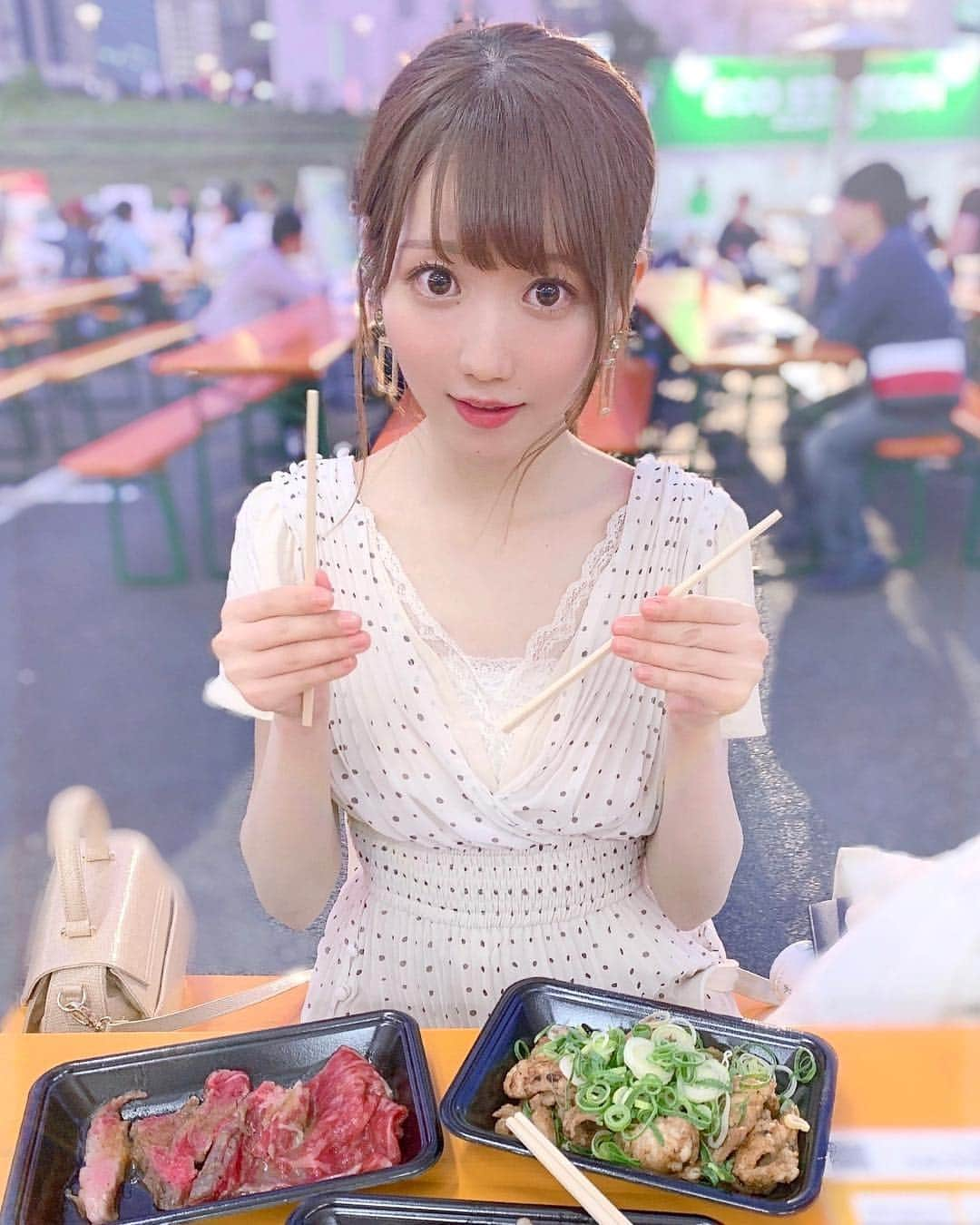 大谷映美里さんのインスタグラム写真 - (大谷映美里Instagram)「🍖🥓🍖🥓 ㅤㅤㅤㅤㅤㅤㅤㅤㅤㅤㅤㅤㅤ 今日は #肉フェス に行ってきました🍽 ㅤㅤㅤㅤㅤㅤㅤㅤㅤㅤㅤㅤㅤ 佐賀牛とホルモンと肉巻きと飲めるハンバーグを ふたりでシェアしたよ〜〜😋💕 とっても美味しかった🤤 ラ・フランスのフルーツビールも飲みやすかったぁ🍺🍐 ㅤㅤㅤㅤㅤㅤㅤㅤㅤㅤㅤㅤㅤ また写真載せますね❤︎ ㅤㅤㅤㅤㅤㅤㅤㅤㅤㅤㅤㅤㅤ ワンピは #snidel、バッグは #lilybrown  イヤリングは #liquem のものです👗✨」5月3日 23時04分 - otani_emiri