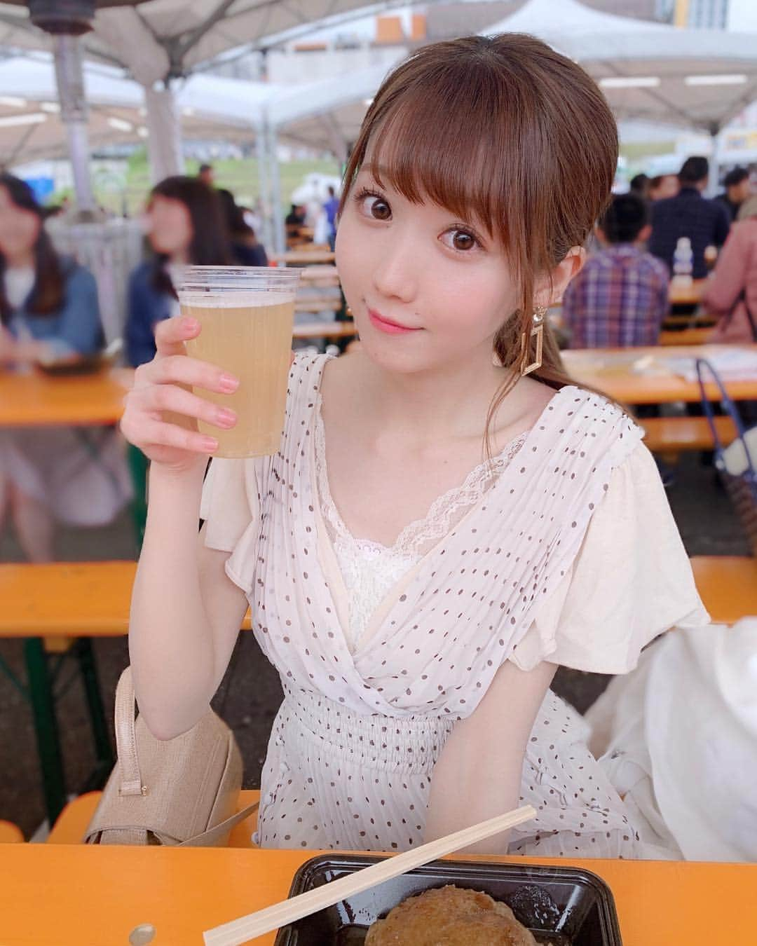 大谷映美里さんのインスタグラム写真 - (大谷映美里Instagram)「🍖🥓🍖🥓 ㅤㅤㅤㅤㅤㅤㅤㅤㅤㅤㅤㅤㅤ 今日は #肉フェス に行ってきました🍽 ㅤㅤㅤㅤㅤㅤㅤㅤㅤㅤㅤㅤㅤ 佐賀牛とホルモンと肉巻きと飲めるハンバーグを ふたりでシェアしたよ〜〜😋💕 とっても美味しかった🤤 ラ・フランスのフルーツビールも飲みやすかったぁ🍺🍐 ㅤㅤㅤㅤㅤㅤㅤㅤㅤㅤㅤㅤㅤ また写真載せますね❤︎ ㅤㅤㅤㅤㅤㅤㅤㅤㅤㅤㅤㅤㅤ ワンピは #snidel、バッグは #lilybrown  イヤリングは #liquem のものです👗✨」5月3日 23時04分 - otani_emiri