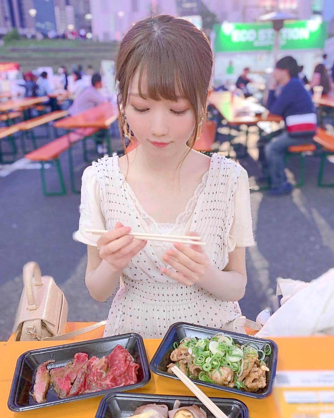 大谷映美里さんのインスタグラム写真 - (大谷映美里Instagram)「🍖🥓🍖🥓 ㅤㅤㅤㅤㅤㅤㅤㅤㅤㅤㅤㅤㅤ 今日は #肉フェス に行ってきました🍽 ㅤㅤㅤㅤㅤㅤㅤㅤㅤㅤㅤㅤㅤ 佐賀牛とホルモンと肉巻きと飲めるハンバーグを ふたりでシェアしたよ〜〜😋💕 とっても美味しかった🤤 ラ・フランスのフルーツビールも飲みやすかったぁ🍺🍐 ㅤㅤㅤㅤㅤㅤㅤㅤㅤㅤㅤㅤㅤ また写真載せますね❤︎ ㅤㅤㅤㅤㅤㅤㅤㅤㅤㅤㅤㅤㅤ ワンピは #snidel、バッグは #lilybrown  イヤリングは #liquem のものです👗✨」5月3日 23時04分 - otani_emiri