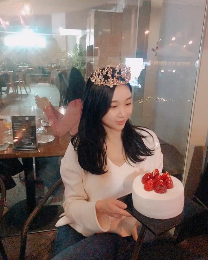 イユエリンのインスタグラム：「감사합니다😘 #하은이티아라수여식  #HBDtome」