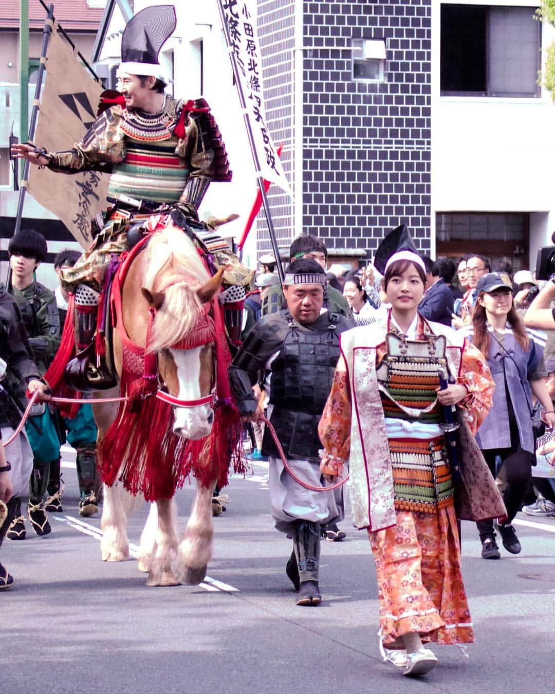 寺川里奈さんのインスタグラム写真 - (寺川里奈Instagram)「小田原北條五代祭り！ 歴史あるお祭りに参加できて嬉しかったなあ〜 小田原は素晴らしい歴史があって、大好きな町！ もっともっと小田原の歴史を学びたいなあ、と思いました。  毎年そうですがあの北条氏政、本人に会っているかのような錯覚に陥り、心の中でいつもめちゃくちゃ興奮する。笑 いや、本人なんだけどね。でも本人じゃないっていう、よく分からなくなる。笑 私のGWが始まったので、「真田丸」を全話見返えす予定です。笑  最後にパレードで声をかけてくれた皆さん本当にありがとうございました🙇‍♀️ 写真いっぱい撮ってもらったので、載せます。  #北條五代祭り #神奈川県 #小田原 #小田原城 #大河ドラマ #真田丸 #北条氏政 #歴史 #お祭り」5月3日 23時14分 - rina_terakawa