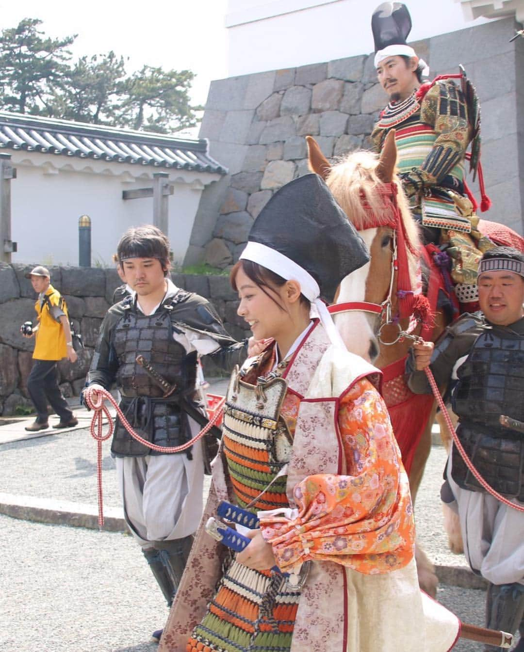 寺川里奈さんのインスタグラム写真 - (寺川里奈Instagram)「小田原北條五代祭り！ 歴史あるお祭りに参加できて嬉しかったなあ〜 小田原は素晴らしい歴史があって、大好きな町！ もっともっと小田原の歴史を学びたいなあ、と思いました。  毎年そうですがあの北条氏政、本人に会っているかのような錯覚に陥り、心の中でいつもめちゃくちゃ興奮する。笑 いや、本人なんだけどね。でも本人じゃないっていう、よく分からなくなる。笑 私のGWが始まったので、「真田丸」を全話見返えす予定です。笑  最後にパレードで声をかけてくれた皆さん本当にありがとうございました🙇‍♀️ 写真いっぱい撮ってもらったので、載せます。  #北條五代祭り #神奈川県 #小田原 #小田原城 #大河ドラマ #真田丸 #北条氏政 #歴史 #お祭り」5月3日 23時14分 - rina_terakawa