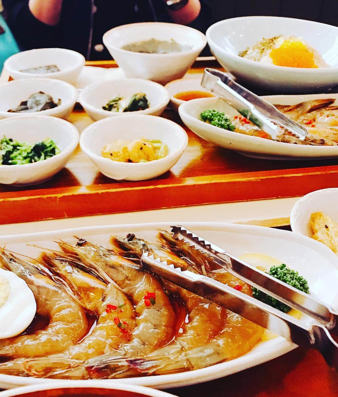 鈴木涼美さんのインスタグラム写真 - (鈴木涼美Instagram)「今回何より感動した舞月食卓のカンジャン・セウ。ゴマ、海苔、たまご、とびっこがのった混ぜご飯に、醤油漬けエビのカンジャンセウを自分で細切れにして混ぜ込んで食べます。最強。  #舞月食卓 #カンジャンセウ #ソウルグルメ #弾丸韓国 #seoul」5月3日 23時16分 - suzumisuzuki