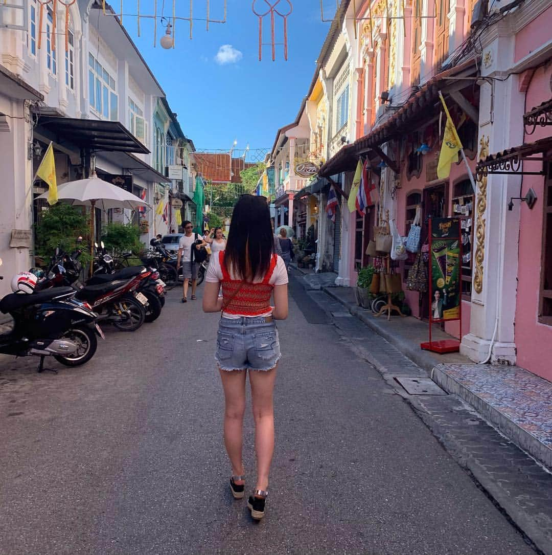 中町綾さんのインスタグラム写真 - (中町綾Instagram)「街、全体カラフルできゃわ💗🌈 ・ ・ ・ ・ #instagood #instalike #l4l #phuket #thailand #phukettown #プーケット #プーケット女子旅 #プーケットタウン」5月3日 23時12分 - ayanakamachi