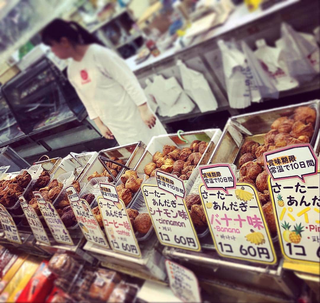 大山恵理乃さんのインスタグラム写真 - (大山恵理乃Instagram)「＊ #沖縄 ・ ・ #サーターアンダギー パイン味とか！ #平和通り商店街 ・ ・ コーヒーマツダ ええ味出してる #むつみ橋商店街 ・ ・ ・ 食料買うならここやでな。 #市場本通り #第一牧志公設市場 ・ ・ ・  怪しい感じが好きすぎる。 社交街て！ #竜宮通り ・ ・ ・ とりあえずチェキラの#沖縄免税店 ・ ・ ・ 歩くの好きココ。 #おもろまち の、#新都心公園 ・ ・ なんやねん。 めっちゃ美味しいやん。 #ちんすこうショコラストロベリー ・ ・ ・ #国際通り #dfsギャラリア沖縄  #오키나와 #국제거리  #沖縄散歩 #那覇新都心公園 #新都心公園水の道」5月3日 23時20分 - erino_ohyama