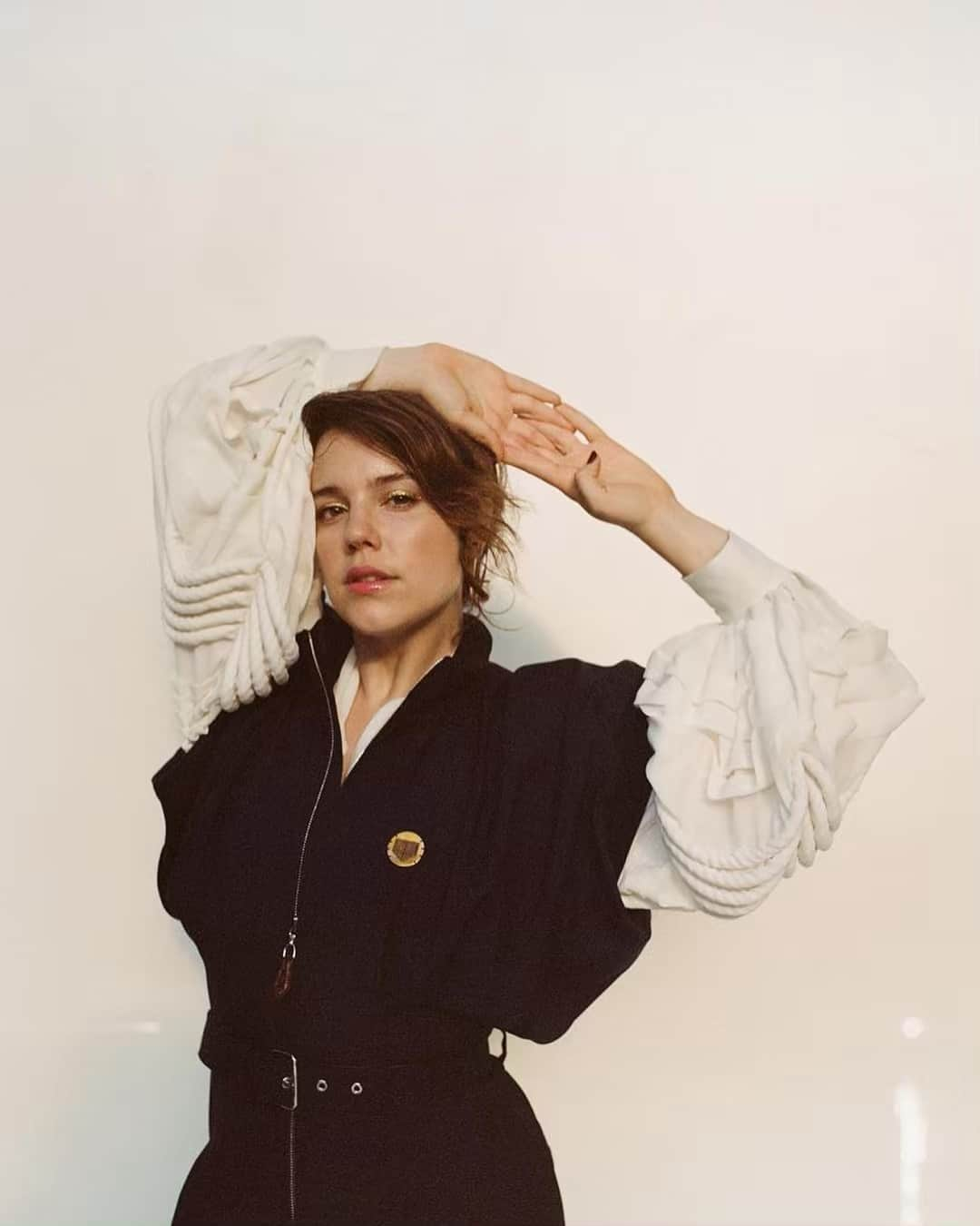 Alice Wegmannさんのインスタグラム写真 - (Alice WegmannInstagram)「alongamento pro finde! #sextou Foto: @bsussk  Styling: @patriciatremblais  Beleza: @lauraomesmo  Assistente de Styling: @martinsmatheuss  Set design: @coelhoal  Assistentes de set design: @pedrxvitxr e @marcelatimbo Assistentes de fotografia:  @felippescosta e @luisamasca @maricaruso @elaoglobo」5月3日 23時15分 - alicewegmann