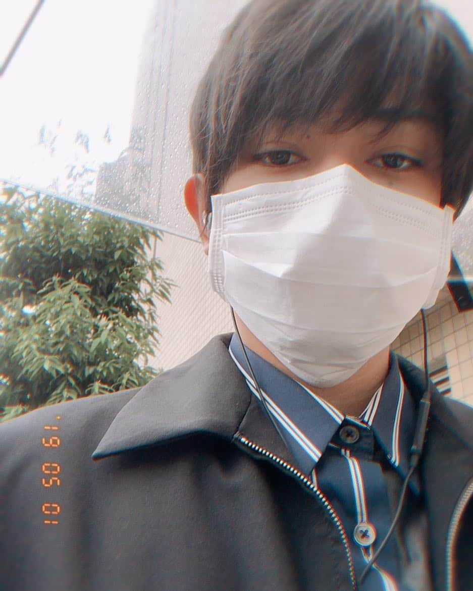 前田隆太朗さんのインスタグラム写真 - (前田隆太朗Instagram)「写真。緑。雨。傘。細目。 今日もお疲れ様。おやすみなさい。 #🌙」5月3日 23時19分 - ryu_mae