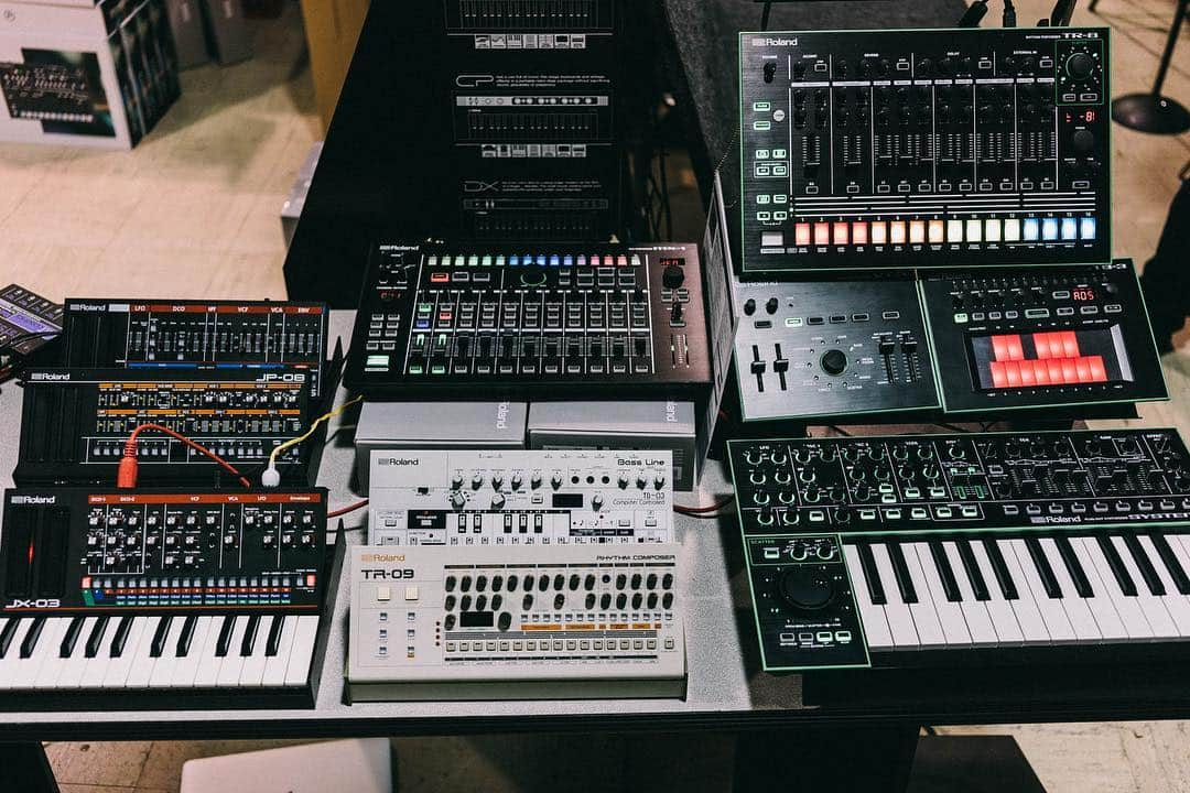 Red Bull Music Academyさんのインスタグラム写真 - (Red Bull Music AcademyInstagram)「Roland fleet at @threewavemusic — 📷 @caryshuws #roland #drummachine」5月3日 23時20分 - rbma