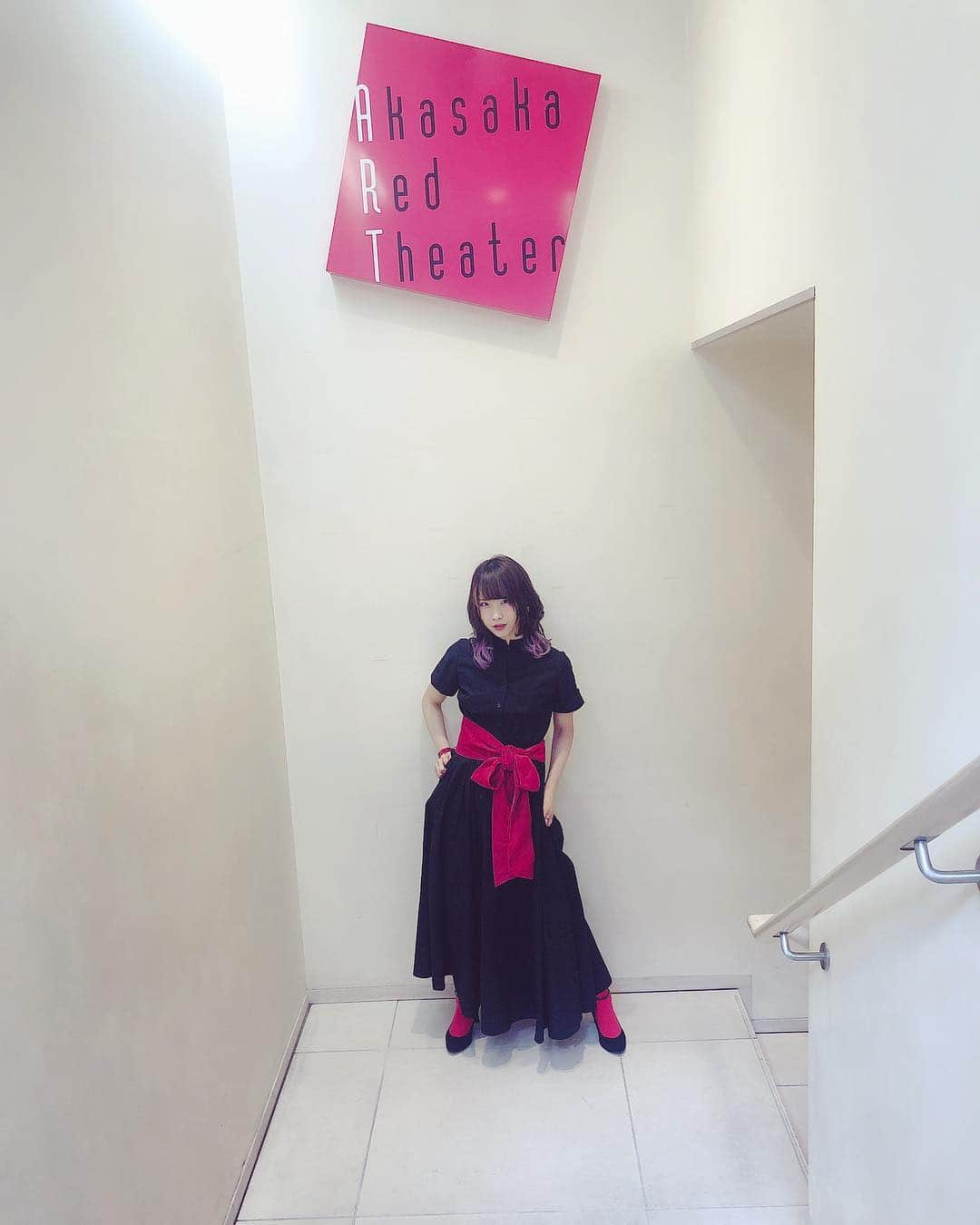 朝日奈丸佳さんのインスタグラム写真 - (朝日奈丸佳Instagram)「ことだま屋×Z4  ありがとうございました！ 衣装は赤坂レッドシアターにあわせて、赤と黒。  真っ黒のワンピース、新鮮。  ステージでみせる生アテレコ、楽しかったなー！ またゆいるすを演じたい。」5月3日 23時21分 - madoka_maru_hina