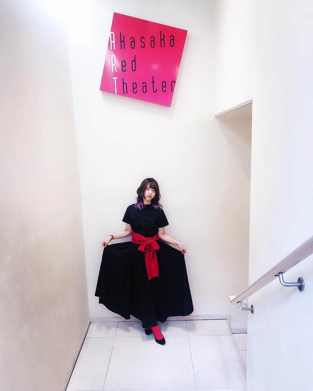 朝日奈丸佳さんのインスタグラム写真 - (朝日奈丸佳Instagram)「ことだま屋×Z4  ありがとうございました！ 衣装は赤坂レッドシアターにあわせて、赤と黒。  真っ黒のワンピース、新鮮。  ステージでみせる生アテレコ、楽しかったなー！ またゆいるすを演じたい。」5月3日 23時21分 - madoka_maru_hina