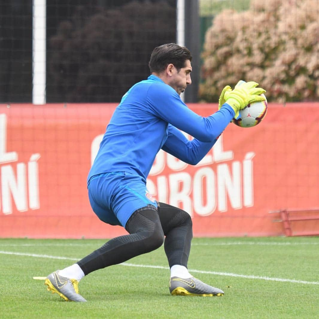 ゴルカ・イライソス・モレノさんのインスタグラム写真 - (ゴルカ・イライソス・モレノInstagram)「⚪️🔴Som-hi Girona!! 🔴⚪️ #laliga #reuschgloves #nikefootball #gironafc #somhigirona 📸: @eduarddudufotografia」5月3日 23時33分 - gorkairaizoz