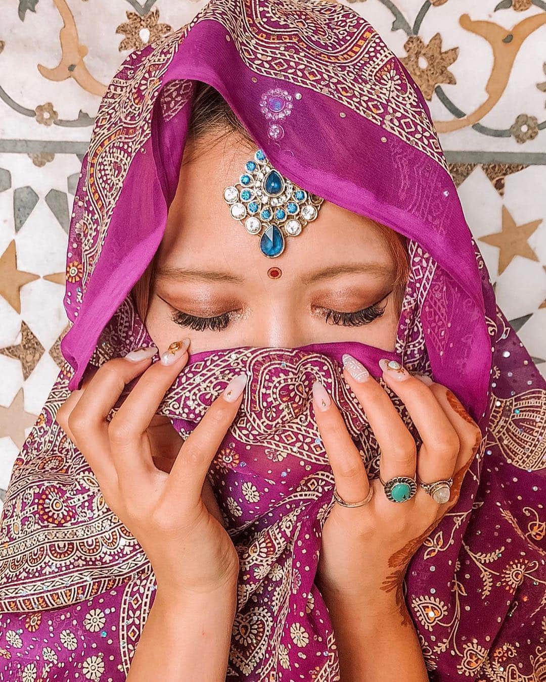 RUI ONUMAさんのインスタグラム写真 - (RUI ONUMAInstagram)「ㅤㅤㅤㅤㅤㅤㅤㅤㅤㅤㅤㅤㅤ Indian Makeup👳🏽‍♀️🇮🇳💄 ㅤㅤㅤㅤㅤㅤㅤㅤㅤㅤㅤㅤㅤ サリーを着てビンディを付けて ヘナもしてもらって♡ 現地で買った宝石の指輪も付けちゃって 気分はすっかりインド人🙌🏽 ㅤㅤㅤㅤㅤㅤㅤㅤㅤㅤㅤㅤㅤ 顔的にサリー似合わない(笑) アジアンな雰囲気欲しかったなあ🤣 ㅤㅤㅤㅤㅤㅤㅤㅤㅤㅤㅤㅤㅤ 旅行の直前に @new.sarry で マツエク付けてもらった♡ 人生初のアップワード！ めっちゃまつげがくるんって なるから目がぱっちり👀 初めて行ったんだけど 三茶にあるプライベートサロンだよ✨  お姉さんも優しいしお店も 広くて一人でこの空間使っていいのか！？ って思うくらい！(笑) マツエクしたい子はぜひ♡ ㅤㅤㅤㅤㅤㅤㅤㅤㅤㅤㅤㅤㅤㅤㅤㅤㅤㅤㅤㅤㅤㅤㅤㅤㅤㅤ ――――――――――――― ㅤㅤㅤㅤㅤㅤㅤㅤㅤㅤㅤㅤㅤ 🗺 #インド #india #アグラ #agra ㅤㅤㅤㅤㅤㅤㅤㅤㅤㅤㅤㅤㅤ 📍 #ベイビータージ #babytaj  ㅤㅤㅤㅤㅤㅤㅤㅤㅤㅤㅤㅤㅤ ――――――――――――― ㅤㅤㅤㅤㅤㅤㅤㅤㅤㅤㅤㅤㅤ #おーぬまんindia旅」5月3日 23時33分 - onumaaan