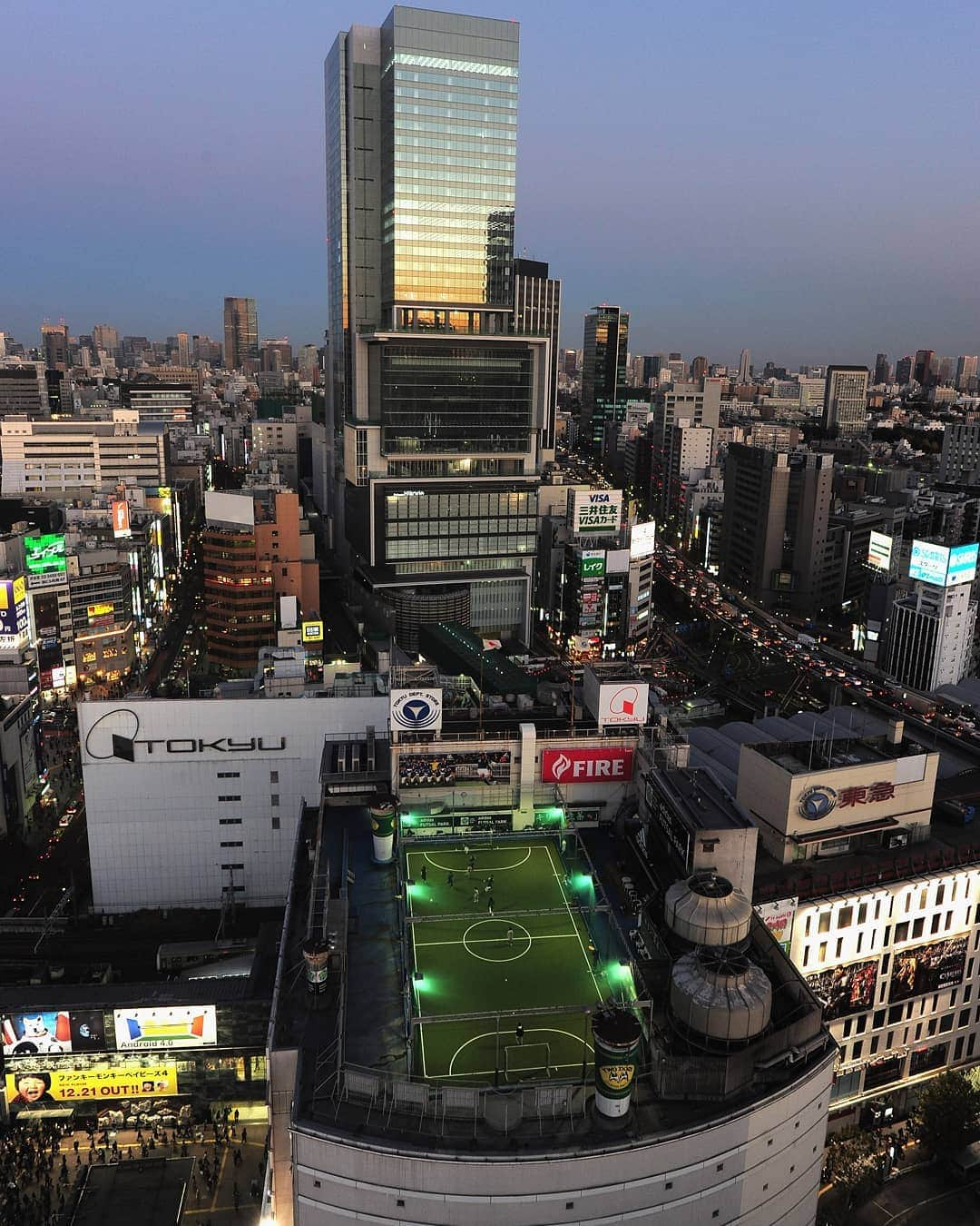 FIFAワールドカップさんのインスタグラム写真 - (FIFAワールドカップInstagram)「Having a kick-about above the busiest intersection in the world 🤩 Where would you like to play football this weekend? ❤⚽️ #InspireFriday #WeLiveFootball」5月3日 23時29分 - fifaworldcup