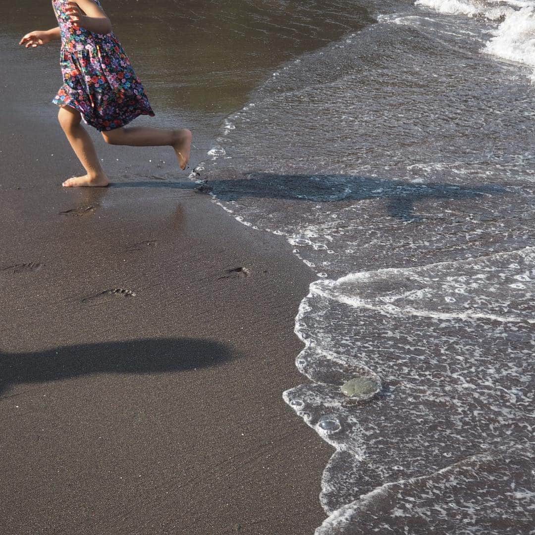 山崎佳のインスタグラム：「おととい、昨日は家族旅行で海の近くへ行きました。でも残念ながら下の子は軽いお腹の風邪で、夫と二人お留守番。 たっぷりと海の幸を堪能し、娘は念願通り海で遊び(足だけの予定が、やっぱり全身びしょぬれ)、磯で色々な生き物を見つけたり、昔ながらの小さな海辺の町やレトロな旅館を楽しみました。長いゴールデンウィークもあと3日。」