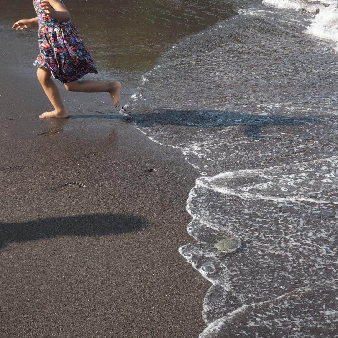 山崎佳さんのインスタグラム写真 - (山崎佳Instagram)「おととい、昨日は家族旅行で海の近くへ行きました。でも残念ながら下の子は軽いお腹の風邪で、夫と二人お留守番。 たっぷりと海の幸を堪能し、娘は念願通り海で遊び(足だけの予定が、やっぱり全身びしょぬれ)、磯で色々な生き物を見つけたり、昔ながらの小さな海辺の町やレトロな旅館を楽しみました。長いゴールデンウィークもあと3日。」5月3日 23時35分 - keiyamazaki