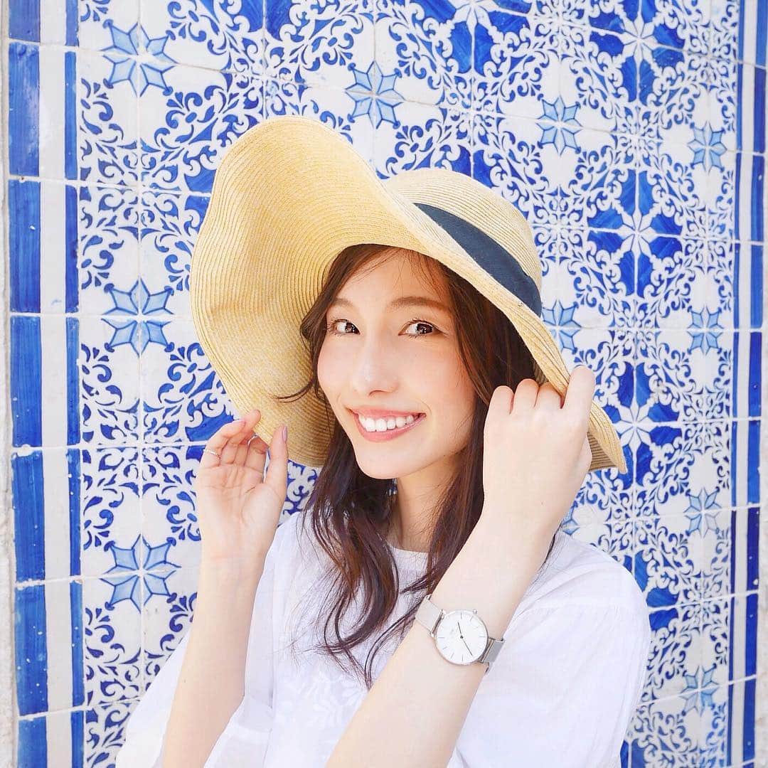 のインスタグラム：「* 私にとって最も大切なモーメンツは 美しい風景に出逢うこと🤤☀️ 今は様々なものが遠隔で見ることが出来る時代だからこそ 実体験でしか得られないものを得たい✈️🌈 あなたにとって最も大切なモーメンツとは？ * GWはポルトガルに来ております🇵🇹 壁が全部可愛いんじゃ #dwmoments  #dw #danielwellington」