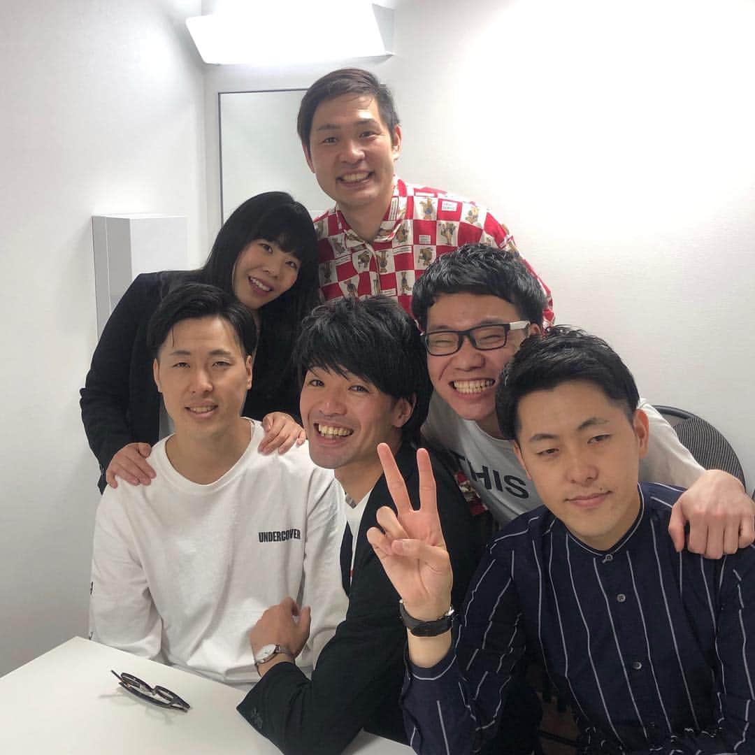 岡下雅典のインスタグラム：「単独ライブ来てくれた方々ありがとうございました！  満席でできてほんまによかったです！  また夏にやりたいのでまた懲りずに来て下さい！  この前に大宮で撮った写真と全く一緒の配列！  吉田たち兄ちゃん！アイロンヘッド！大好きや💕  2枚目の写真は吉田ちゃんの妹が隠れてます。 わかるかな〜？」