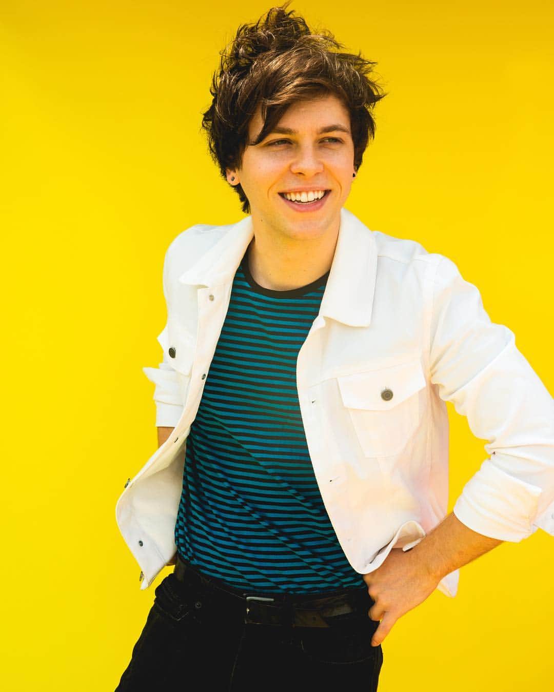 キートン・ストロンバーグのインスタグラム：「Here I am. Letting you know that Everything’s Alright is out now! Give it a listen. Tell me what you think. Link in bio 💛♥️」