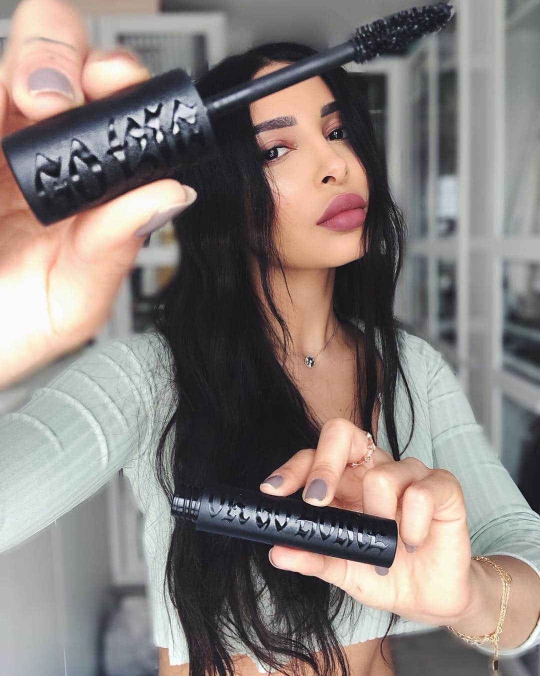sananasのインスタグラム：「NO TIME TO PLAY 🙅🏻‍♀️ .Photo 1 : Je dégaine l’arme secrète❗️ .Photo 2 : Je dis Thank you next à ce regard fatigué 👋🏻 .Photo 3 : J’admire ces cils de dingue !😍😎 BAM ! Le nouveau mascara Go Big Or Go Home de chez @KatVonDBeauty est enfin dispo chez @SephoraFrance ! Il promet volume extrême, longueur, sans transfert et aucun paquet ! Le petit + qui fait plaisir ? Il est VEGAN 🌱 Je suis vraiment bluffée par le résultat (photo 3) ! Ceux qui me connaissent savent que je suis (trop) compliquée côté mascara alors checkez ma story pour me voir l’appliquer vous allez comprendre 😄 Alors ? Vous préférez photo 2 ou 3 ?😄 __ #GoBigOrGoHome #GBOGH #KatVonD #Mascara #KVDbMascara #SephoraLovesKatVonD  __ PS : NOUVELLE VIDEO EN LIGNE ! LIEN DANS LA BIO !💚💚💚」