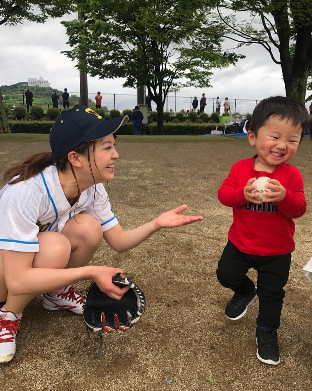 上杉あずさのインスタグラム：「. この前の始球式を見に来てくれた従姉妹の彩ちゃん＆息子･はるた(2さい)😍😍 今まで私にあんまり懐いてくれんかったはるたが、投げてる姿を見て拍手してくれて急に仲良くしてくれるようになりました💕💕笑笑 子供は正直だなぁ(笑)実力主義なのかwwはるたに認めてもらえた、そんな１日でもありました😜👍 ワインドアップが出来ないほど頭が大きいけど(笑)ピッチャー体型ではないけど(笑)今後に期待しておいて下さい👶🏻🍼💞 最後の動画は私の投げよるのを横から見て拍手してくれよるとこです🥺🥺🙏🏼🙏🏼 #baseball #baby #child #super #boy #pitcher #future #star #👶🏻 #⚾️ #💐」
