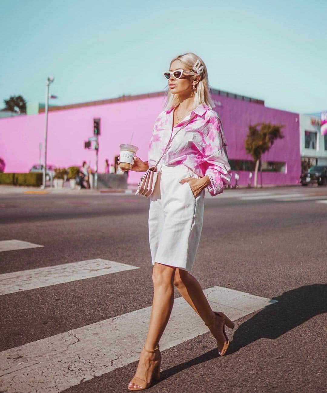 サムエデルマンのインスタグラム：「Walk this way ~ @roses_cloud in our Yaro sandal」