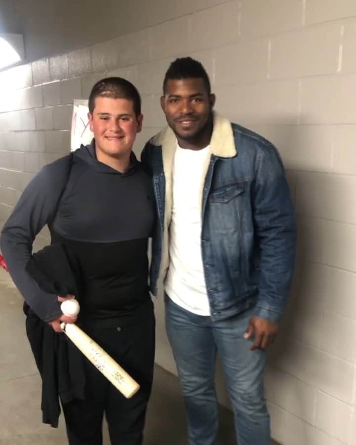 ヤシエル・プイグのインスタグラム：「Thank you to my new friend I meet in NYC. I see your sign and knew I had to meet you! He have his 40th surgery yesterday morning and his mom say everything went well came out of surgery all smiles. May god bless you and protect you bro 🙏」
