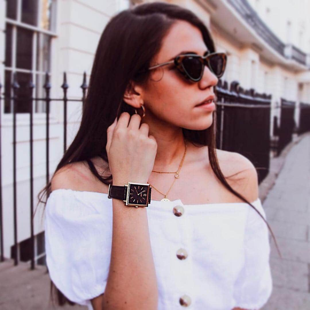 Henry London Official page of Britishさんのインスタグラム写真 - (Henry London Official page of BritishInstagram)「Spending time out and about this bank holiday weekend? Our stylish black and rose gold square will take you effortlessly from day to night. And it’s currently on sale! As worn by @pheebslfashion . . . #blackandgold #accessories #wome #london #leather #gold #goldwatch #square #squarewatch #vintagestyle #vintagedesign #classic #classicdesign #boyfriendstyle #unisex  #londondesign #britishdesign #scandistyle #sleekdesign #wristwatch #wristwatchcheck #accessoriesoftheday  #wristcandy #horologie #horology #luxurywatch #lovewatches #dailywatch #midcenturydesign #timepiece」5月3日 23時46分 - henrywatches