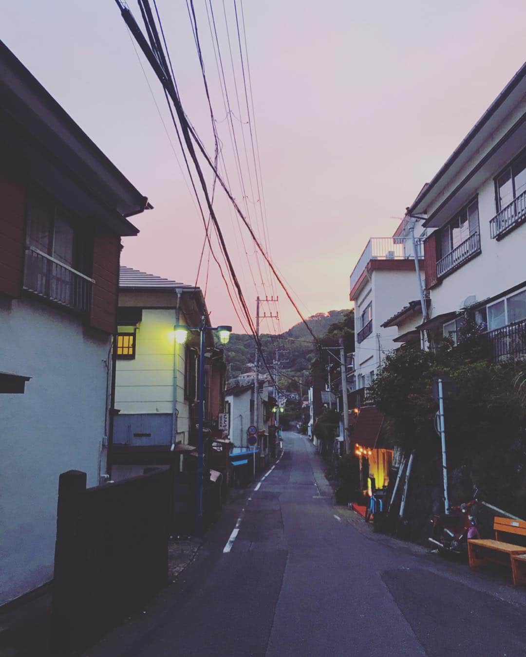 石川龍さんのインスタグラム写真 - (石川龍Instagram)「友人の故郷の伊豆稲取に初めて遊びに寄らせてもらい、のどかで優しい港町のとても素敵な洞窟バーで美味しいハートランドをいただいています。」5月3日 23時46分 - slow_night