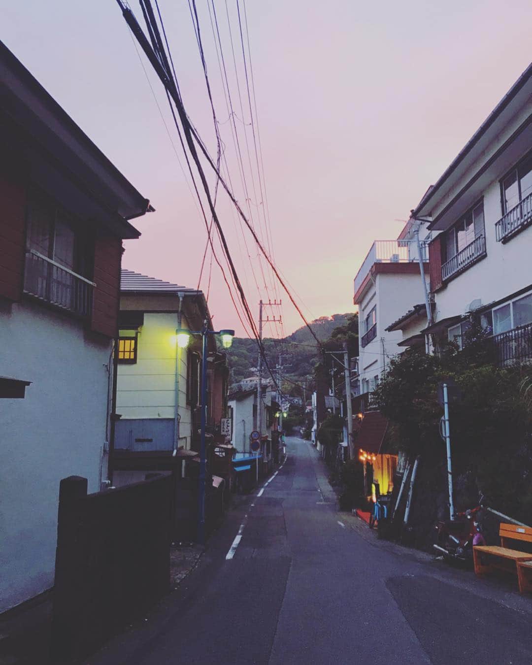 石川龍のインスタグラム：「友人の故郷の伊豆稲取に初めて遊びに寄らせてもらい、のどかで優しい港町のとても素敵な洞窟バーで美味しいハートランドをいただいています。」