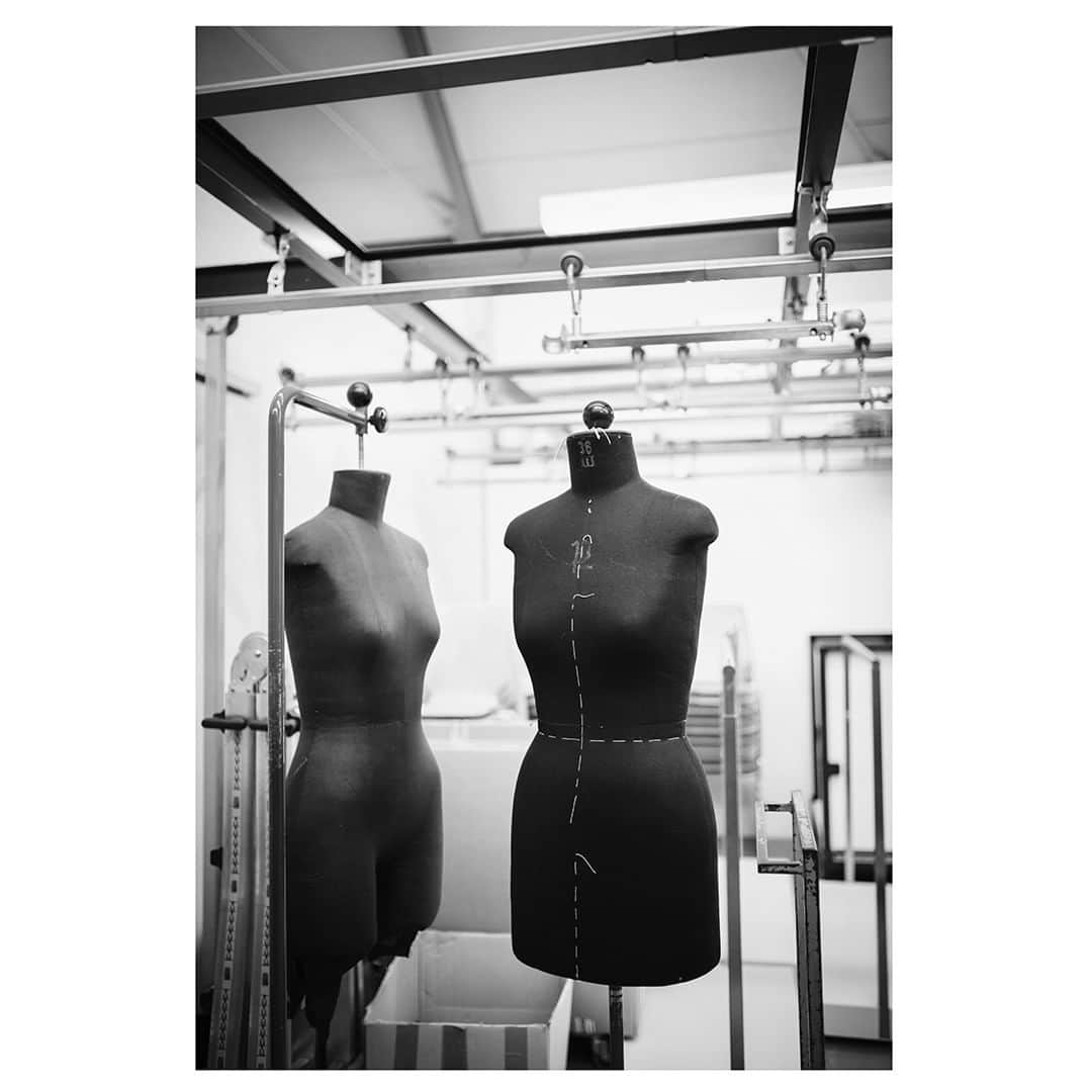 ストラネスさんのインスタグラム写真 - (ストラネスInstagram)「Did you know that most of our seamstresses and tailors work in Noerdlingen, Germany? ⁣ ⁣ #fashion #behindthescenes #work #tailoring #strenesse #fashionindustry #craft #handmade #design⁣」5月4日 0時00分 - strenesse