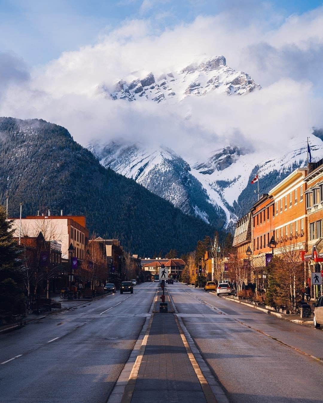 Travel + Leisureさんのインスタグラム写真 - (Travel + LeisureInstagram)「Alberta, Canada is one of our 50 best places to travel in 2019. So... when are you going? Get our full list at the link in bio 👏#tlpicks courtesy of @alberthbyang」5月3日 23時55分 - travelandleisure