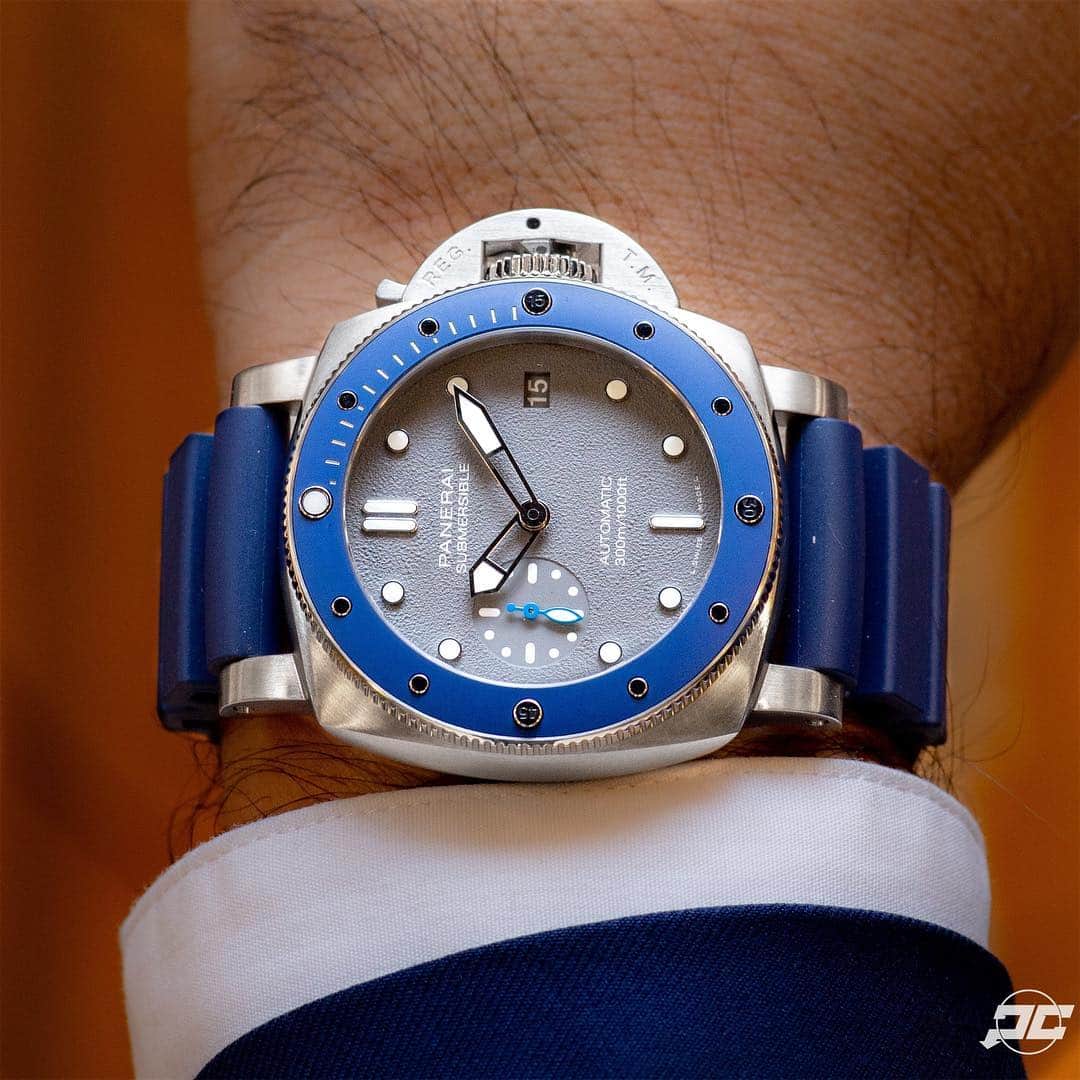パネライのインスタグラム：「A play off the color combination found on the Guillame Nery Submersible Chrono. This #Panerai #PAM959 is a 42mm Submersible featuring a steel case, blue ceramic insert bezel, and texture shark grey dial which you can see up close in the second picture.  Thoughts?」
