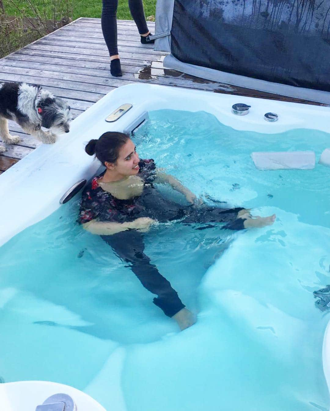 アマニ・ファンシーさんのインスタグラム写真 - (アマニ・ファンシーInstagram)「I recently fell into a jacuzzi with all my clothes on 👋🏽 if you’ve spent even just an hour of your life with me, you probably won’t be surprised. Swipe to pic 5 and zoom in to see 5 beautiful chins 🙃🙃🙃🙃🙃」5月3日 23時58分 - amanifancy