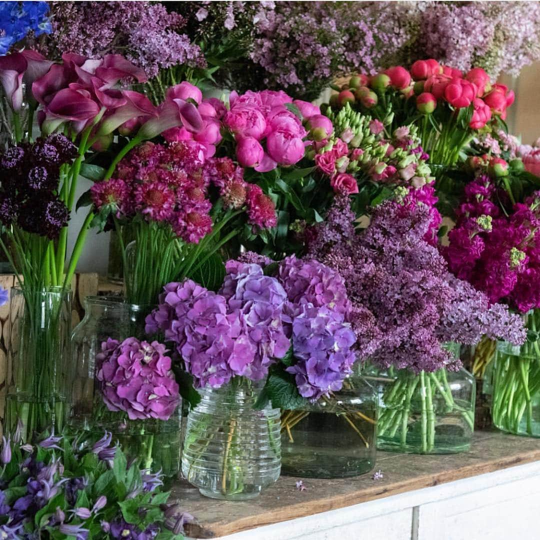 The Peninsula New Yorkさんのインスタグラム写真 - (The Peninsula New YorkInstagram)「Embrace the blossoming beauty of spring and create a stunning bouquet at our Mother’s Day floral class with @mcqueensny on June 1. Full details in our bio #flowerfriday」5月3日 23時58分 - thepeninsulanyc