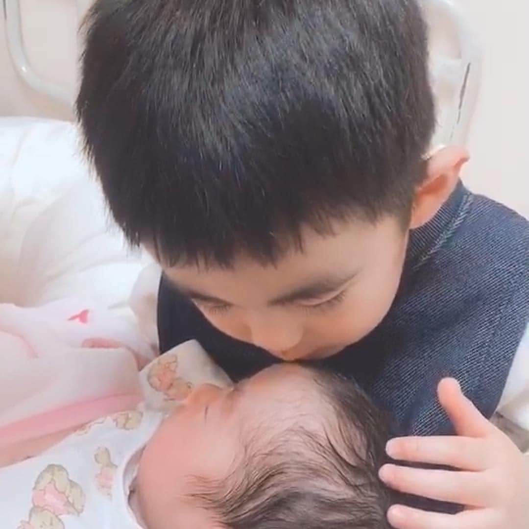 joujouのインスタグラム：「この写真かわいすぎる🥰 チューしたくてたまらん坊w  わたし二枚目の坊の顔もツボ笑  そして、坊は姪を何回も何回も見てたね👶  かわいい⤴︎❤️って何回も言ってたね！  今回坊をずっとお世話すると思ってたから大変かも💦と正直思ってましたが、（なんせ元気！！） こんな機会がないとずっと一緒にいれないし、良かったなと嬉しく思います！  昨日はママが夜いなくて「えーんえーん😭」してたのに、今日は「えーんえーんしないよ！父ちゃんいるから❤️」 と1日の成長がすごい！！ ではまた明日ね！！ #甥 #姪 #オニオニの起きてるとこ見たいな！  ひらかも帝王切開で痛いだろうけど、 頑張れ！！ ひらかもまた明日！！ アンニュイになったらいつでも電話してや！！ @hiraka  @miggy_migita」