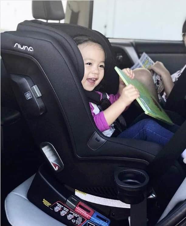 nunaさんのインスタグラム写真 - (nunaInstagram)「Cruising into the weekend in our RAVA™ convertible car seat. It's filled with little extras like laid back legroom, fuss-free adjustments and a unique installation that makes setup a snap. We're all smiles here!  PC: @maisassygirl https://www.nuna.eu/rava *RAVA shown in Caviar  #Nuna #RAVA #carseat #happy」5月4日 0時01分 - nuna_usa