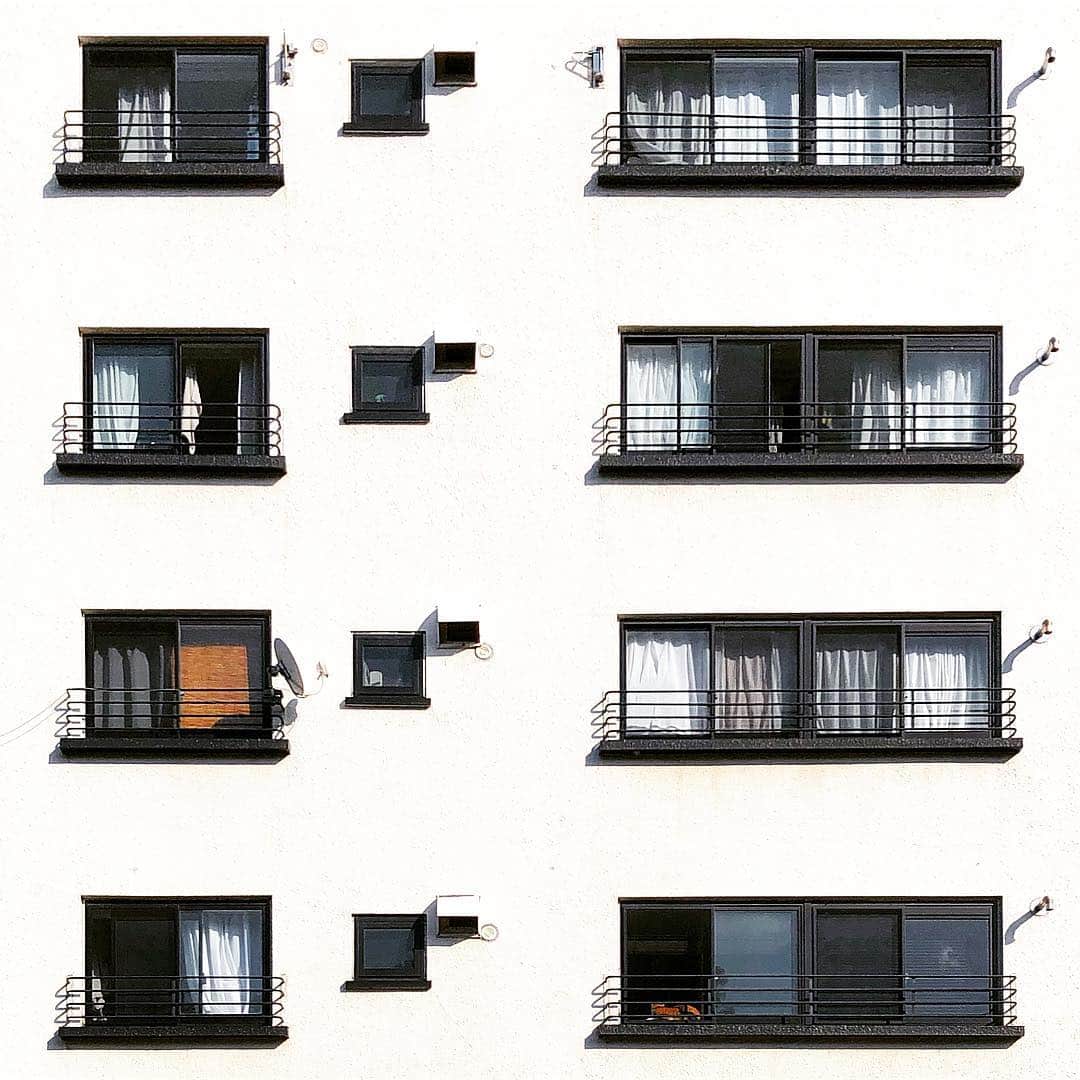 tsuno2noのインスタグラム：「4.May.2019 ◾️◽️🐈 . #ザ壁部 #小窓部 #igersjp #instagram #こんななの #minimalint #9minimal7 #ic_minimal #arkiminimal #rsa_minimal #minimalzine #indies_gram #tv_simplicity #jj_minimalart #arte_minimal #タグキング👑 #minimalmood #soulminimalist #indies_minimal #ink361_minimal #minimal_greece #instagramjapan #ig_minimalshots #unlimitedminimal #paradiseofminimal #minimalexperience #minimal_perfection #jj_doorsandwindows #ihaveathingforminimal .」