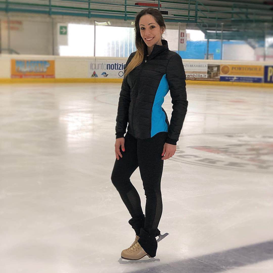 ニコーレ・デラ・モニカのインスタグラム：「Do you like my new Coat from @chiquesport ? It’s a NEW product in their selection and  can use the code BLUE10 for 10% off the new coat and body warmer at their website chiquesport.com! Which one would you choose? #sport #life #lifestyle #sportswear #chiquesport #traintowin #figureskating #discountcode #new #love」
