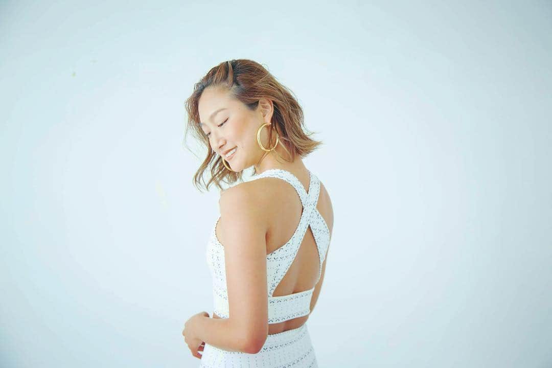のインスタグラム：「"Give first"  相手にして欲しいことを先ずは自分がしてみよう。人にされたくない事は誰に対してもしないようにしよう。  言葉や行動は、自身の内側を表しています。  自分のことを愛せない人が他の人からも愛されるはずがなく、自分自身を大切に扱えない人が誰かに大切にしてもらえるはずもない。自分自身の声を聞けず、心と身体が繋がっていない人が、他の人との絆を繋げるはずがない。  わたしはこのように自身と人間関係について考えています。自身の為、と、誰かの為。圧倒的パワーを放つのは、後者だと信じています。だからこそ、誰かの為に水を注げるように自身が水を貯められる丈夫なタンクになるようにコンディションをいつも整えていたいのです。  そして、与えたものや受け取ったものに目を向けるよりも、与えたいと思った気持ちの強さや、受け取ったときの喜びや感謝の気持ちを大切にします。  与え続けられる人は、受け取り続けられる人。この法則を無意識に理解できているからではないでしょうか？  It is not how much we do, but how much love we put in the doing.It is not how much we give,but how much love we put in the giving ーMother Teresa  大切なのは、私たちがどれだけの行動をするのではなく、それをするのに、どれだけ愛を注いでいるかです。 大切なのは、私たちがどれだけ与えるのではなく、それを与えることに、どれだけ愛を注いでいるかです。 ーマザーテレサ  #mother#givefirst#superceo#motherteresa #love#true#believe#loveyoudo#loveyoulove#loveyourself#emmiyoga#emmijp#yoga#ayurveda#philosophy」