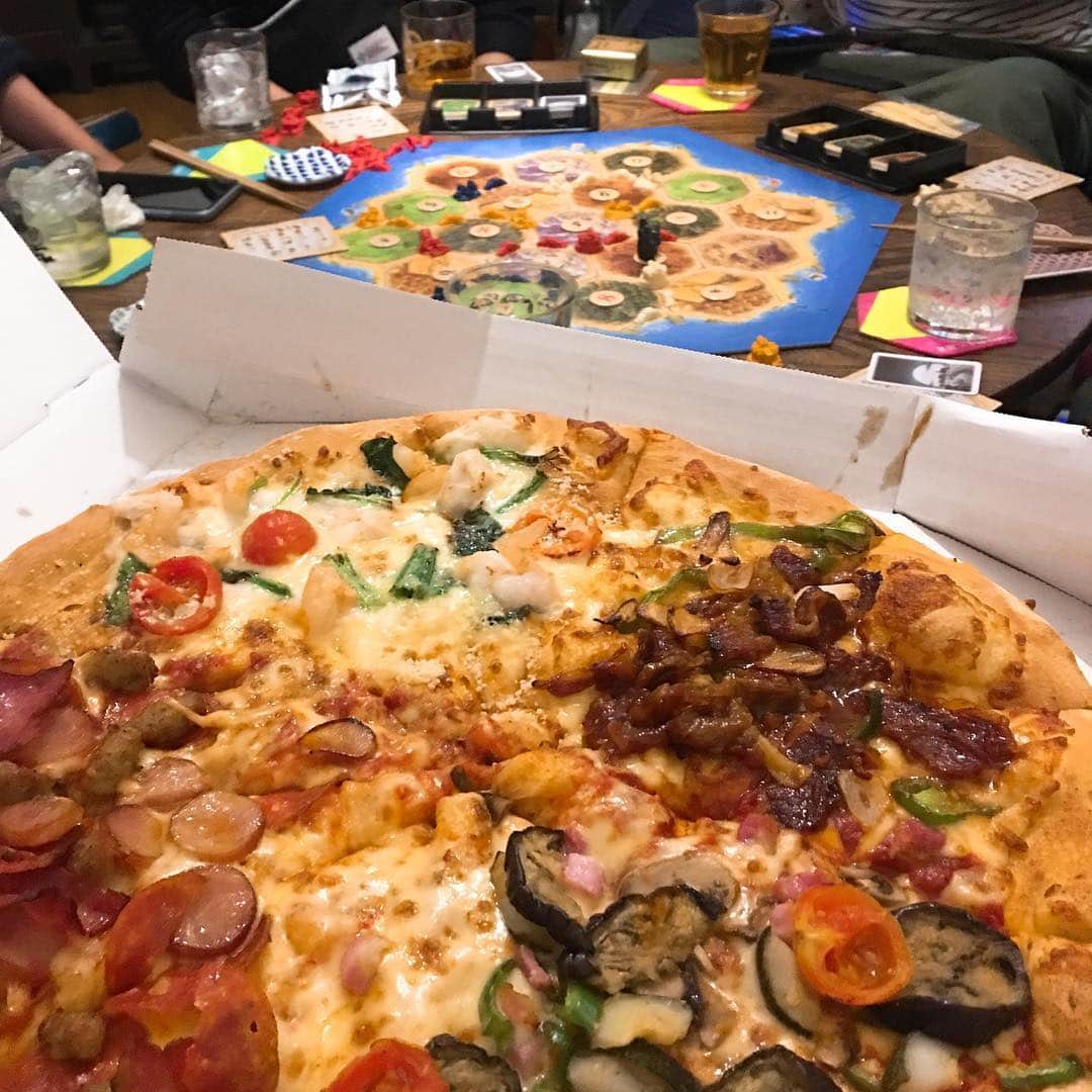 金巻ともこさんのインスタグラム写真 - (金巻ともこInstagram)「カタンでちゃぶ台が占領されているのにピザを頼むバカ #カタン #catan #ボードゲーム #boardgame #pizza #ピザ #homeparty #ホームパーティ #全員集合会」5月4日 0時34分 - tomotomoco