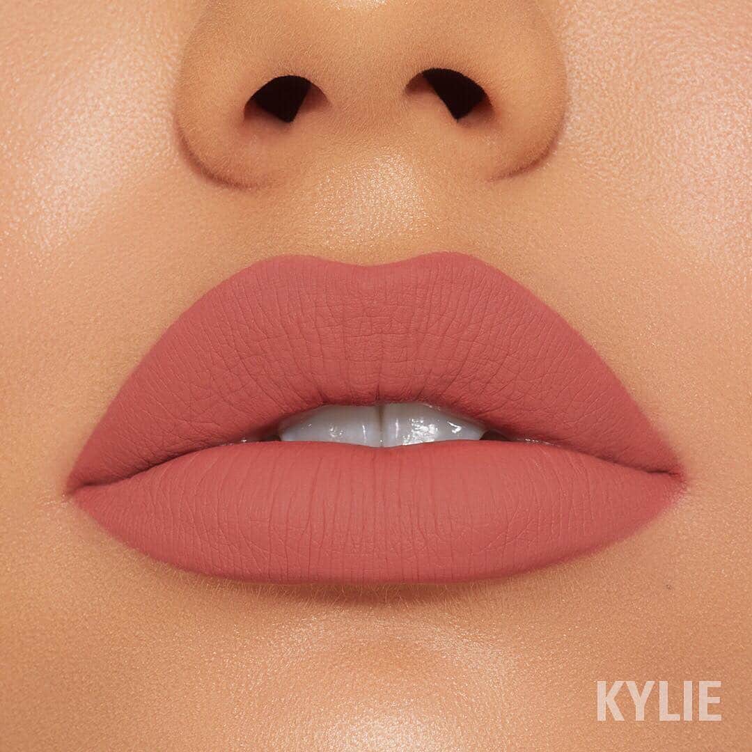 Kylie Cosmeticsさんのインスタグラム写真 - (Kylie CosmeticsInstagram)「Sweater Weather ⭐️❄️ available now for our buy a lip kit get one free sale! KylieCosmetics.com」5月4日 0時35分 - kyliecosmetics