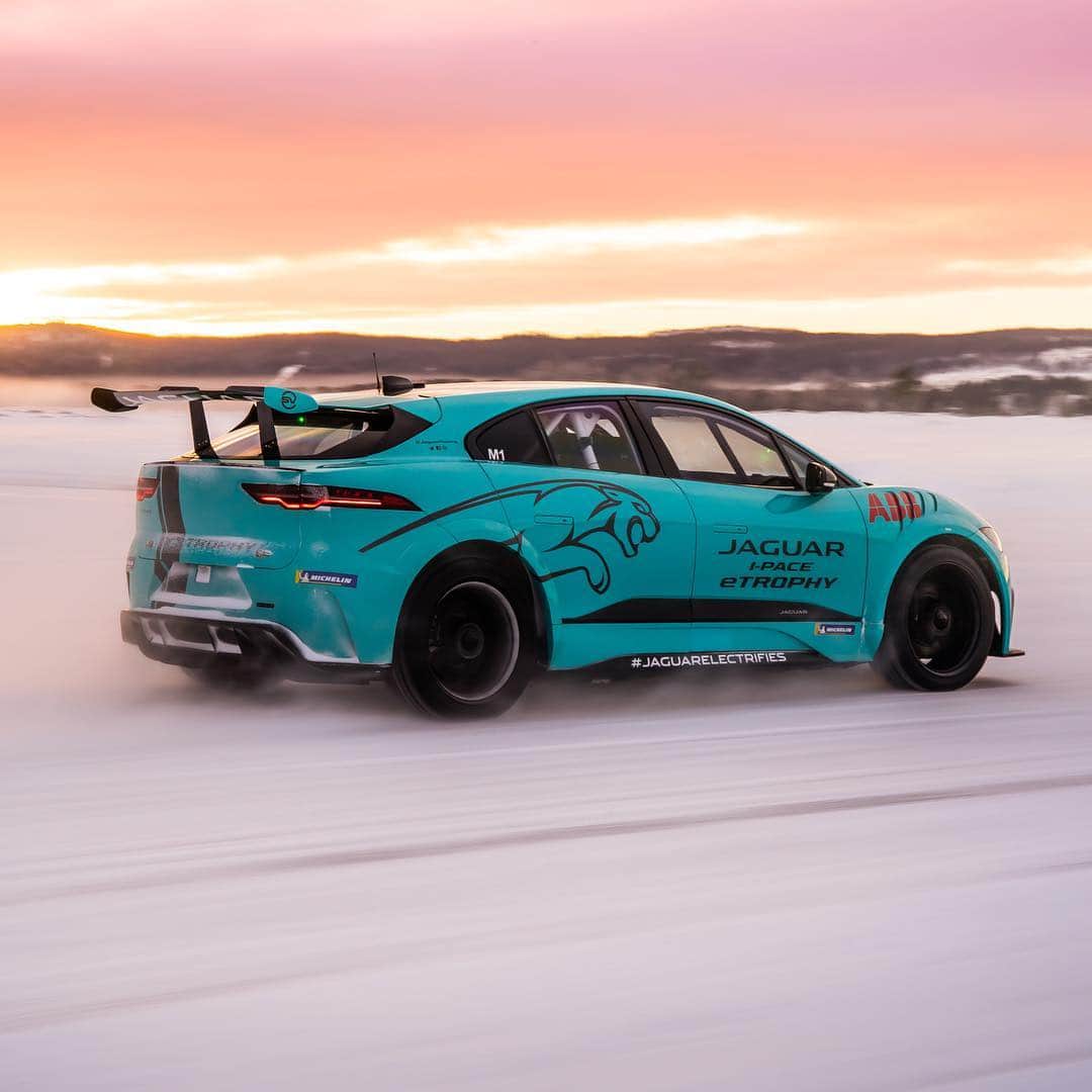 Jaguarさんのインスタグラム写真 - (JaguarInstagram)「Running rings around the pack, even in -40°C.  #Jaguar #IPACE #eTROPHY #ABBFormulaE #ElectricCars #Performance #SUV #AWD #Drifting #JaguarExperience #IceAcademy #Arjeplog #Sweden #ArcticCircle #CarsofInstagram #InstaCar」5月4日 0時37分 - jaguar