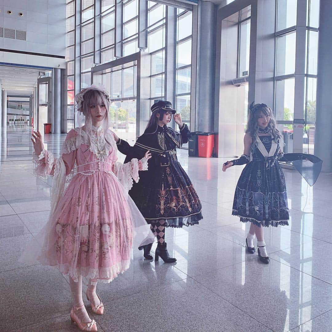 深澤翠さんのインスタグラム写真 - (深澤翠Instagram)「ファッションショーは﻿ 同じブランド（実は同じ柄！）の﻿ この3人でトップバッターでした❣️﻿ ﻿ 横からモデルが全然見えてても﻿ 関係ないみたいな雰囲気なの😂﻿ モデルちゃん達からお菓子もらったりしてた﻿ 見えてるのに😂﻿ ﻿ 楽しかったー❣️﻿ ﻿ #武漢﻿ #エキスポ﻿ #lolitafashion﻿ #bakemono」5月4日 0時42分 - midorifukasawa