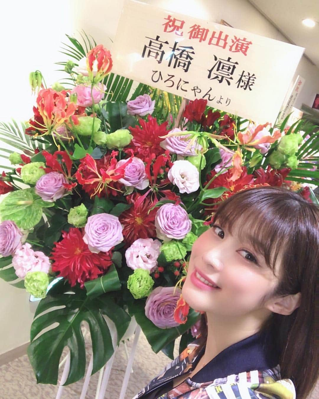 橘花凛さんのインスタグラム写真 - (橘花凛Instagram)「素敵なお花。嬉しい💕 ありがとうございます(● ˃̶͈̀ロ˂̶͈́)੭ꠥ⁾⁾ 今日は #メモリーダイヤル 千秋楽。 おやすみなさい😘」5月4日 0時47分 - rintakahashi0809