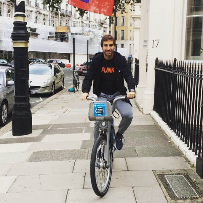 マチュー・フラミニのインスタグラム：「Fun Friday, cycling into the weekend! Have a great time everyone. ✌🏽✌🏽#fridaymood #londonlife」