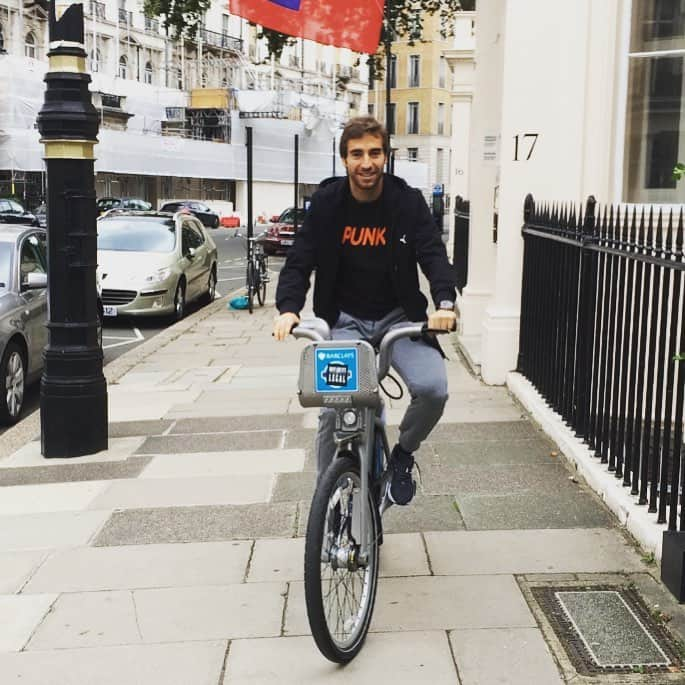 マチュー・フラミニさんのインスタグラム写真 - (マチュー・フラミニInstagram)「Fun Friday, cycling into the weekend! Have a great time everyone. ✌🏽✌🏽#fridaymood #londonlife」5月4日 0時48分 - mathieuflamini